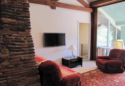 Le salon avec télévision
