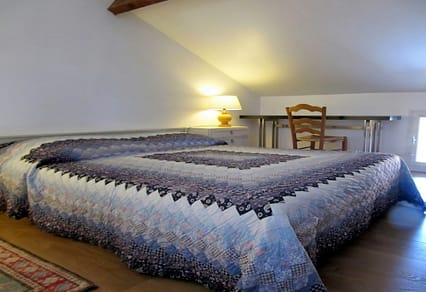 Une chambre avec un grand lit (SAR08)