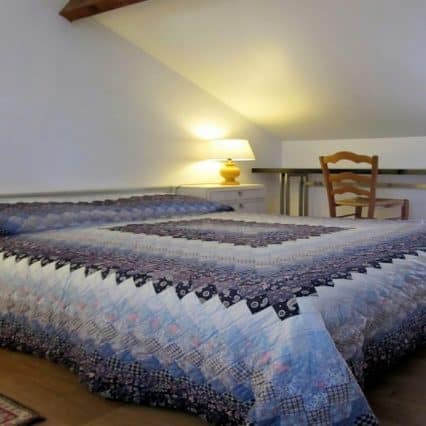 Une chambre avec un grand lit (SAR08)